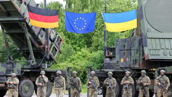 Deutsche und ukrainische Soldaten stehen beim Besuch des ukrainischen Präsidenten Selenskyj auf einem Truppenübungsplatz vor Flugabwehrraketensystemen vom Typ Patriot.
