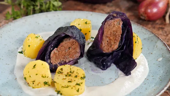 Rotkohlrouladen mit Sauce Soubise und Kartoffeln