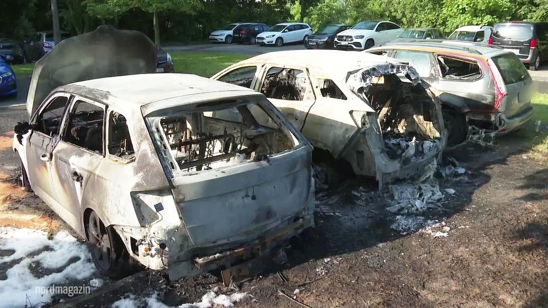 Zehn brennende Autos in Rostock: Polizei vermutet Brandstiftung