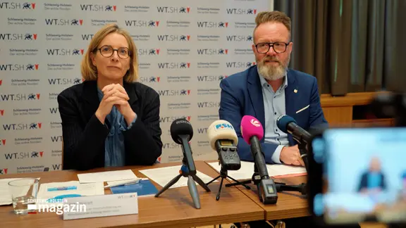 Wirtschaftsminister Claus Ruhe Madsen bei einer Pressekonferenz