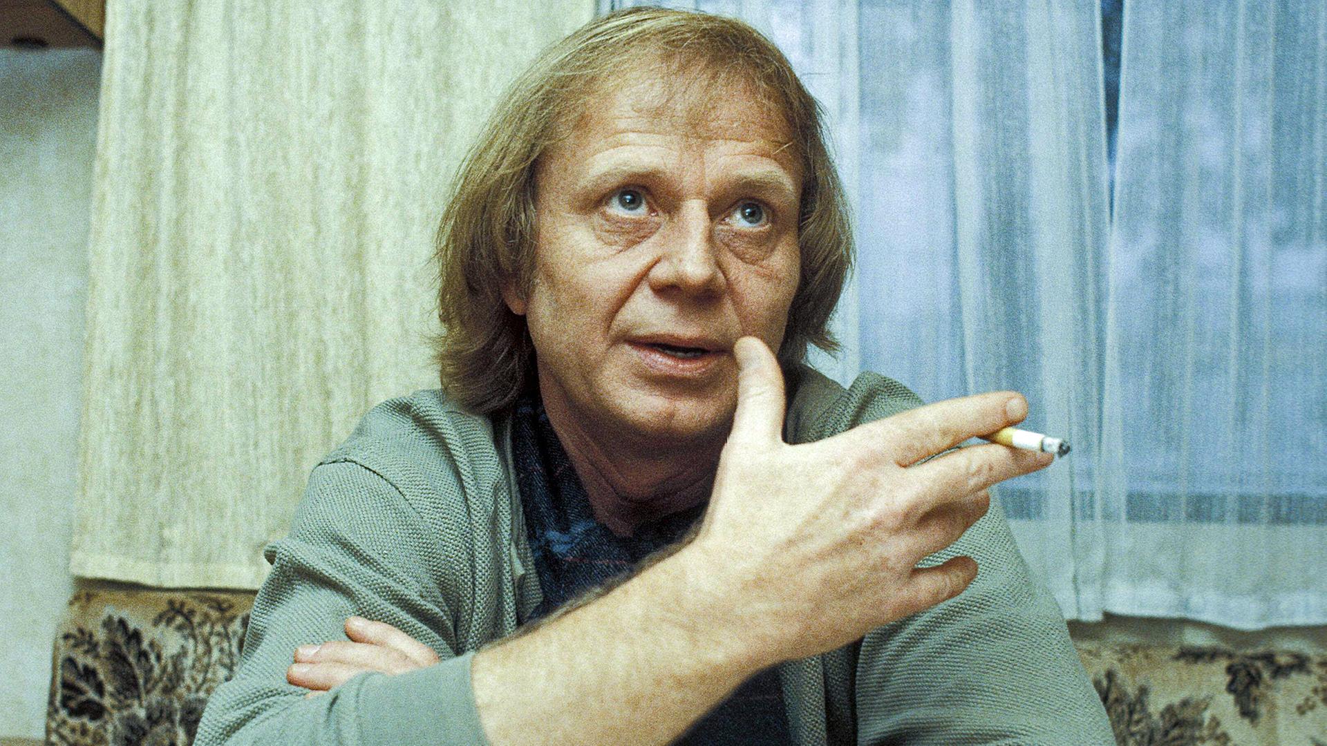 Filmregisseur Wolfgang Petersen 1985 mit Zigarette in der Hand | picture alliance / Sammlung Richter | Sammlung Richter