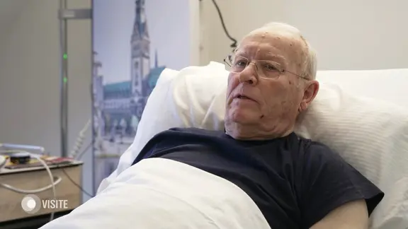 Ein Patient liegt im Krankenbett.