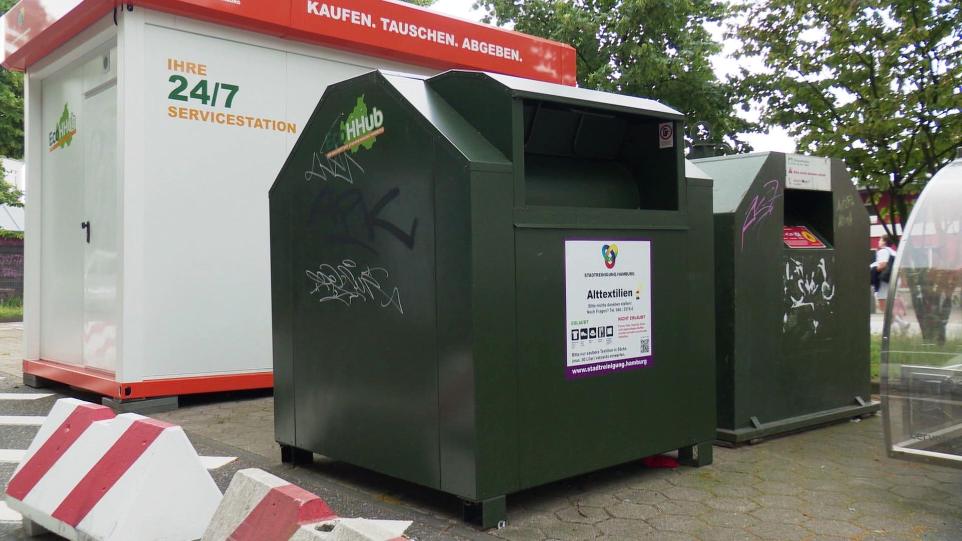 Stadtreinigung stellt neue Altkleider-Container in Hamburg auf