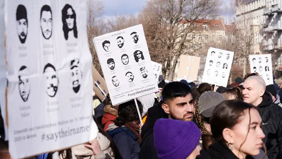Die Namen und Gesichter der neun Menschen, die vor drei Jahren in Hanau ermordet wurden, sind auf Plakaten zu sehen.