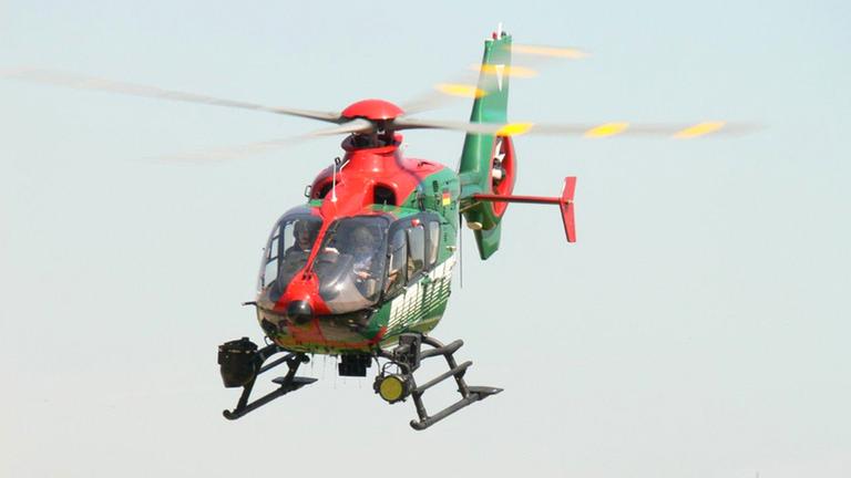 Ein Polizeihubschrauber der Landes Meckenburg-Vorpommern im Anflug.