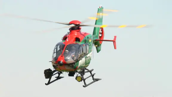 Ein Polizeihubschrauber der Landes Meckenburg-Vorpommern im Anflug.