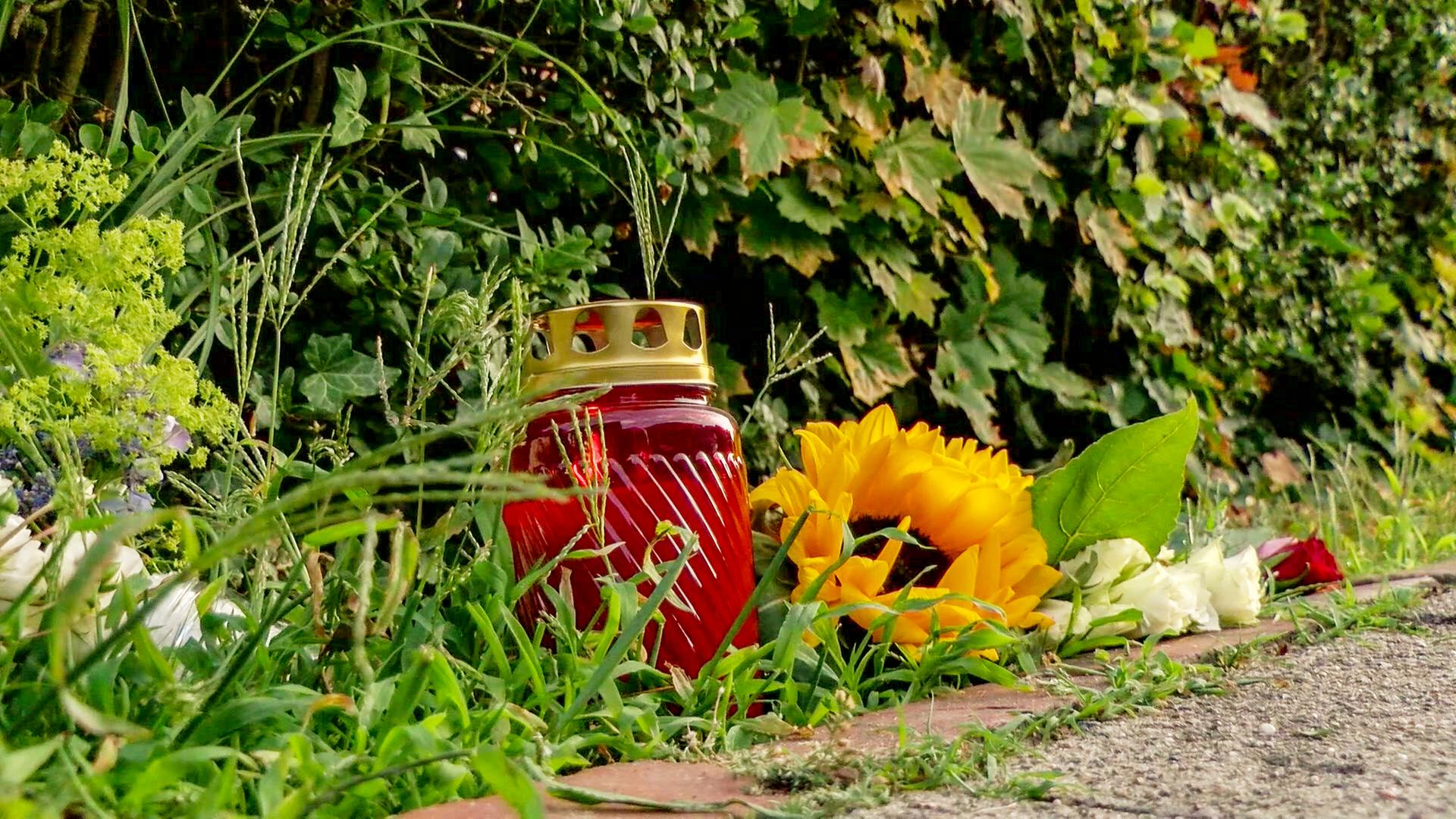 Blumen und ein Grablicht am Tatort in Stade | NonstopNews