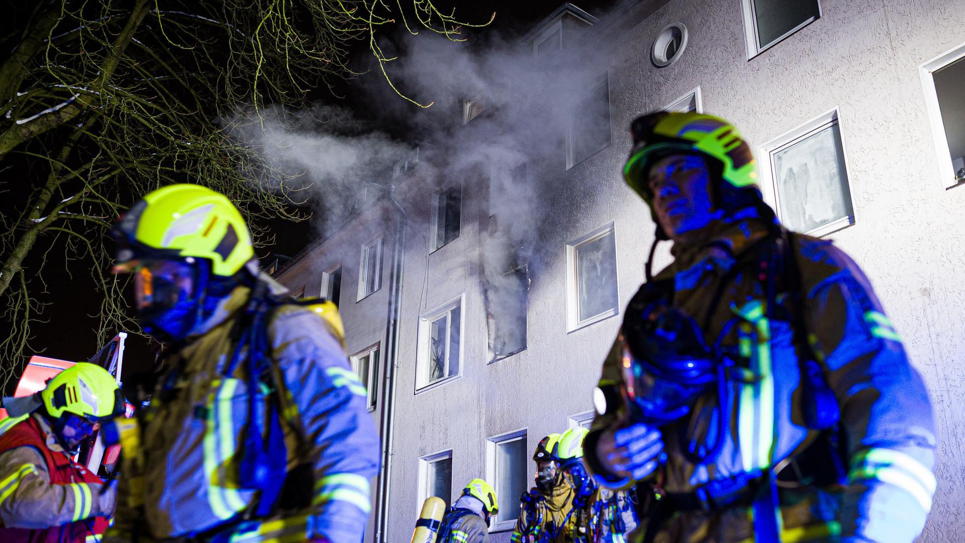  Rauch dringt während eines Wohnungsbrandes im Stadtteil Ricklingen aus einem Fenster. | dpa, Moritz Frankenberg