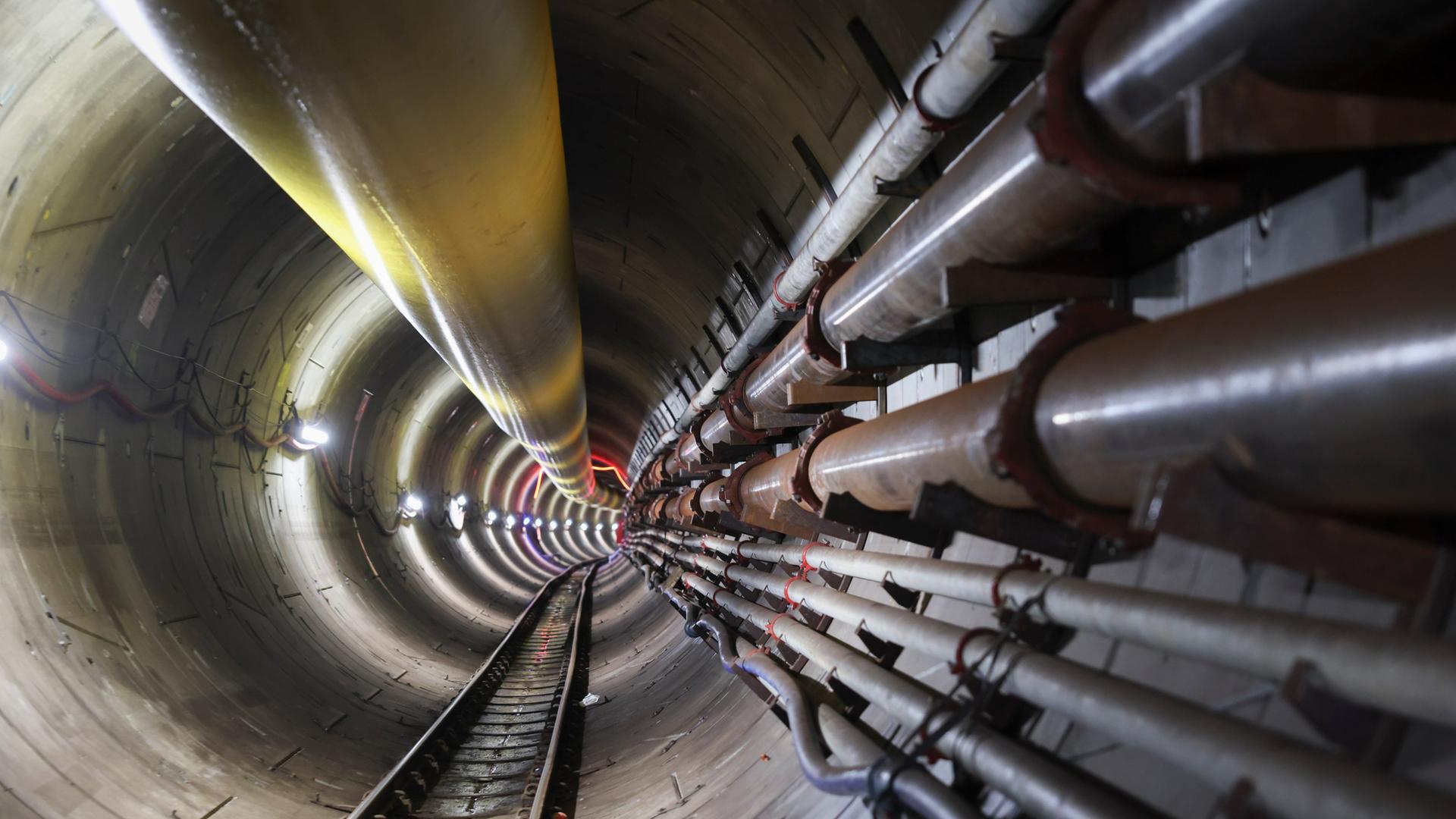Kabel führen durch einen Tunnel unter der Elbe durch. | picture alliance/dpa, Christian Charisius