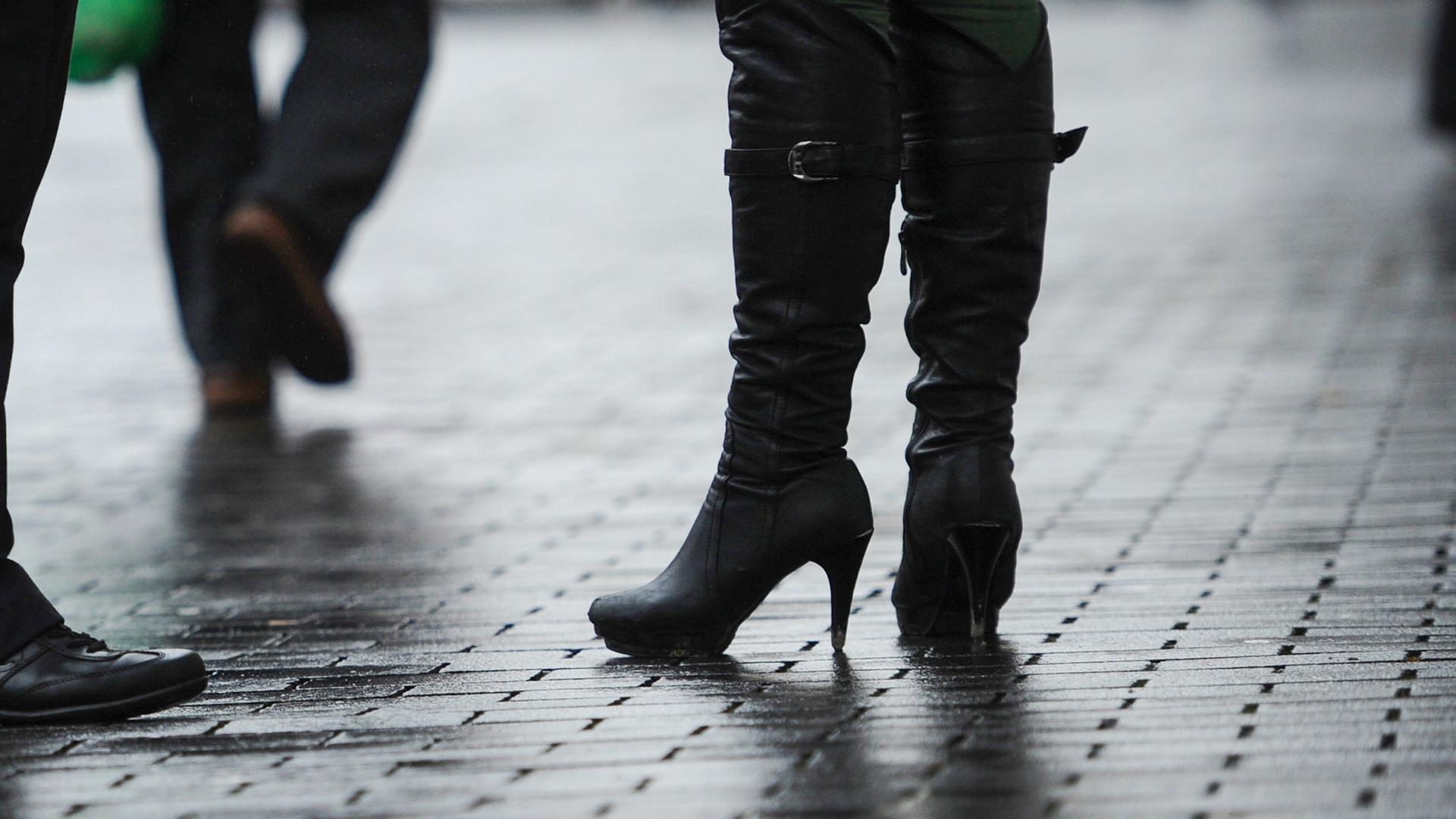 Zwei Polizeibeamte sprechen in Hamburg mit einer Prostituierten. (Archivfoto) | picture alliance/dpa, Christian Charisius