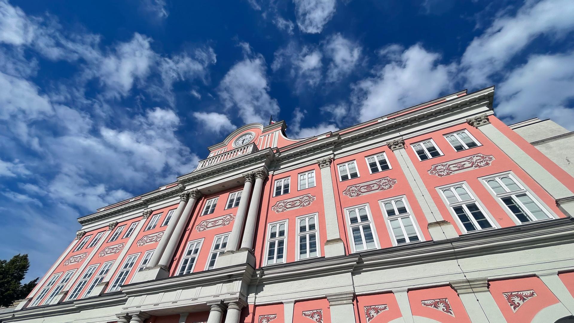 Von Zigarettenkippen bis Theaterneubau: Rostocker Bürgerschaft tagt
