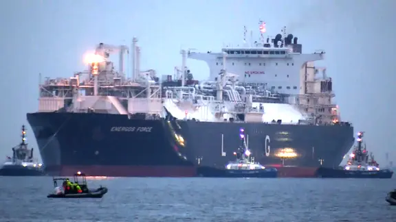 Ein Schiff, das als schwimmendes LNG-Terminal genutzt werden soll, fährt in den Hafen in Stade ein.