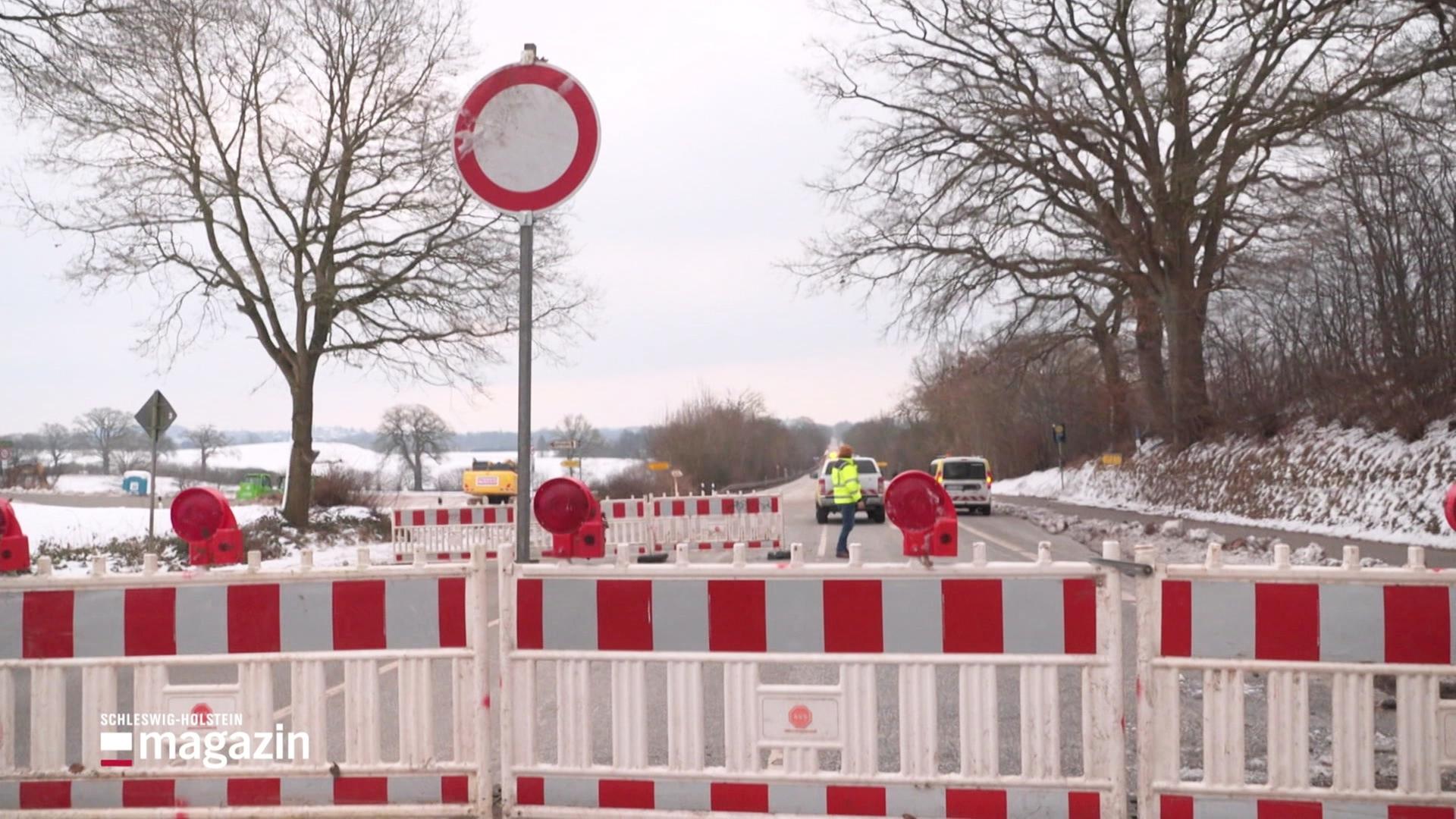 Eine mit rot-weißen Baken und Verbotsschild gekennzeichnete Straßensperrung. | Screenshot