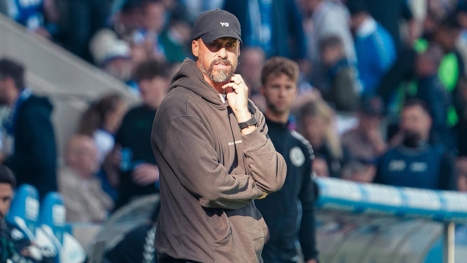 Hannovers Trainer Sandro Wagner gestikuliert am Spielfeldrand. | IMAGO / STEINSIEK.CH