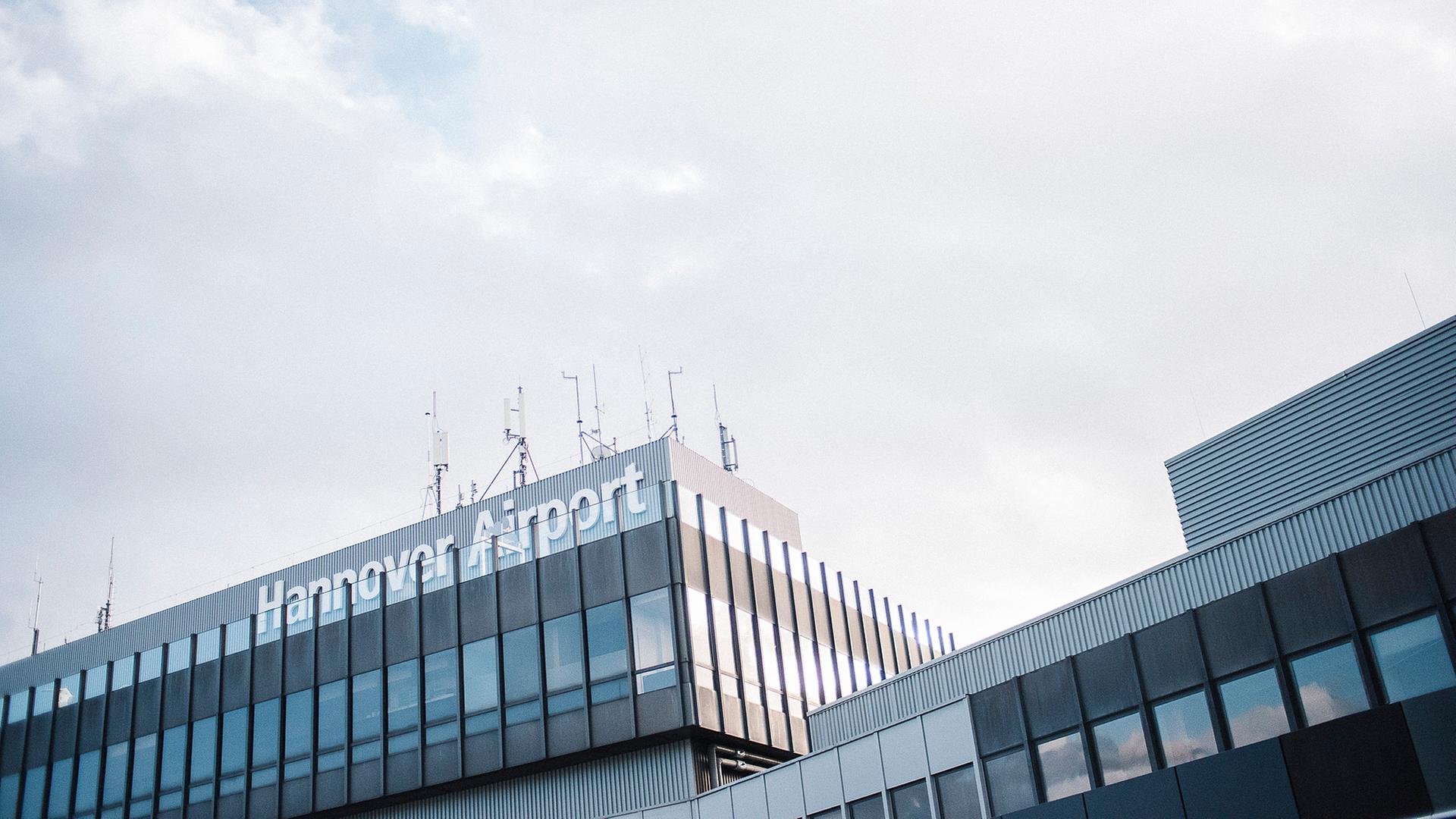Das Gebäude des Hannover Airport in Langenhagen in der Außenansicht. | NDR, Julius Matuschik