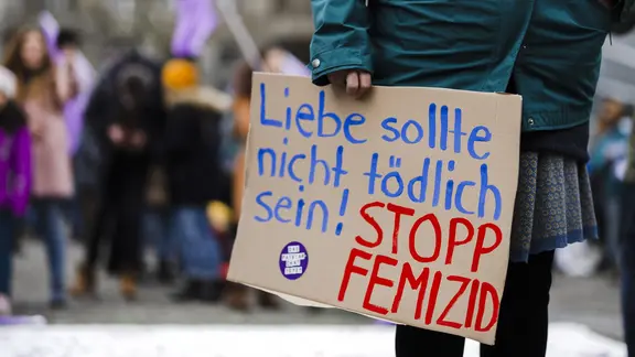 Frauen protestieren an einer Demonstration gegen Tötungsdelikte an Frauen (11. Dezember 2021 Zürich)