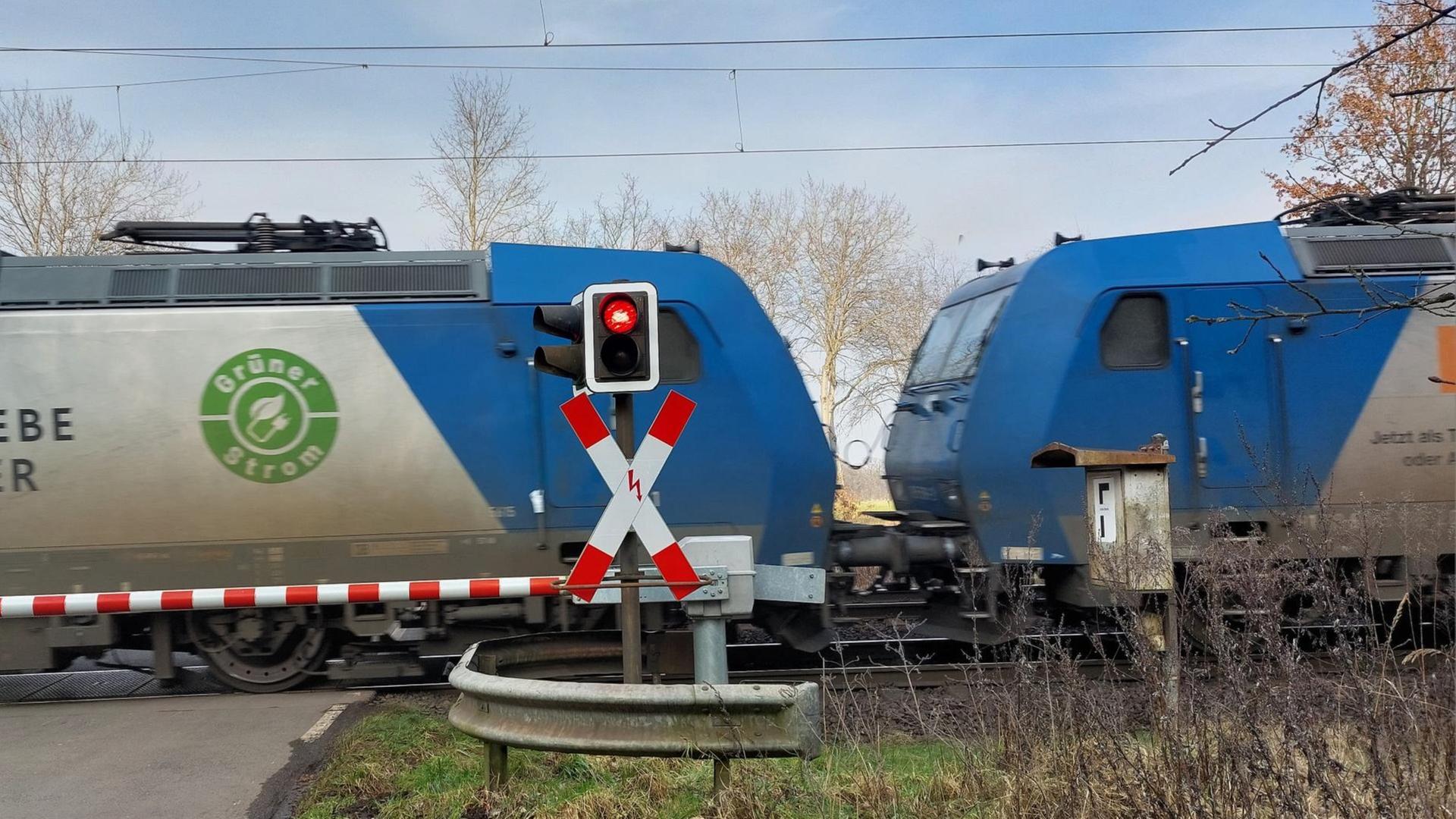 Güterzug fährt an einem geschlossenen Bahnübergang vorbei (Themenbild) | NDR, Julia Scheper