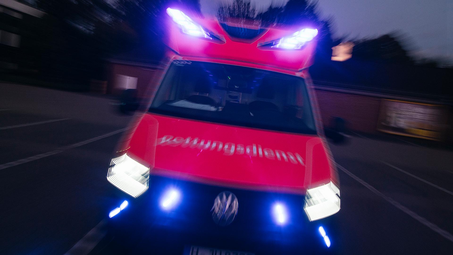 Ein Rettungswagen mit Blaulicht bei Dunkelheit und in Bewegungsunschärfe fotografiert. | NDR, Julius Matuschik