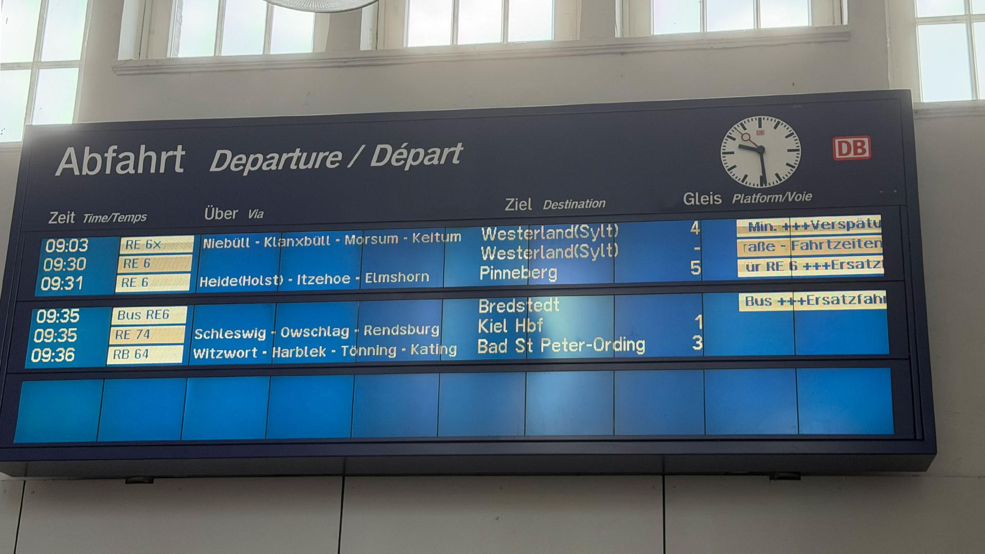 Eine Anzeigetafel am Bahnhof in Husum. | Daniel Friederichs