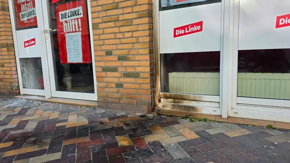 Ein verrußter Fensterrahmen Parteibüro der Linken. 