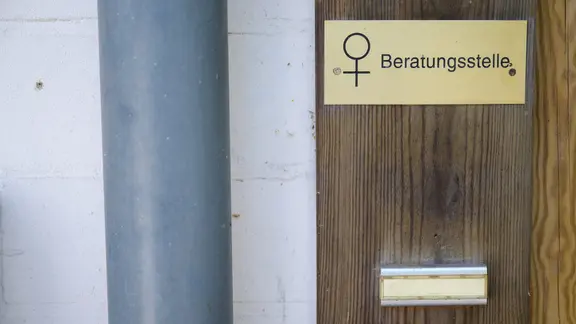 "Beratungsstelle" steht am Gebäude der Beratungsstelle von Frauen helfen Frauen in Lüneburg.