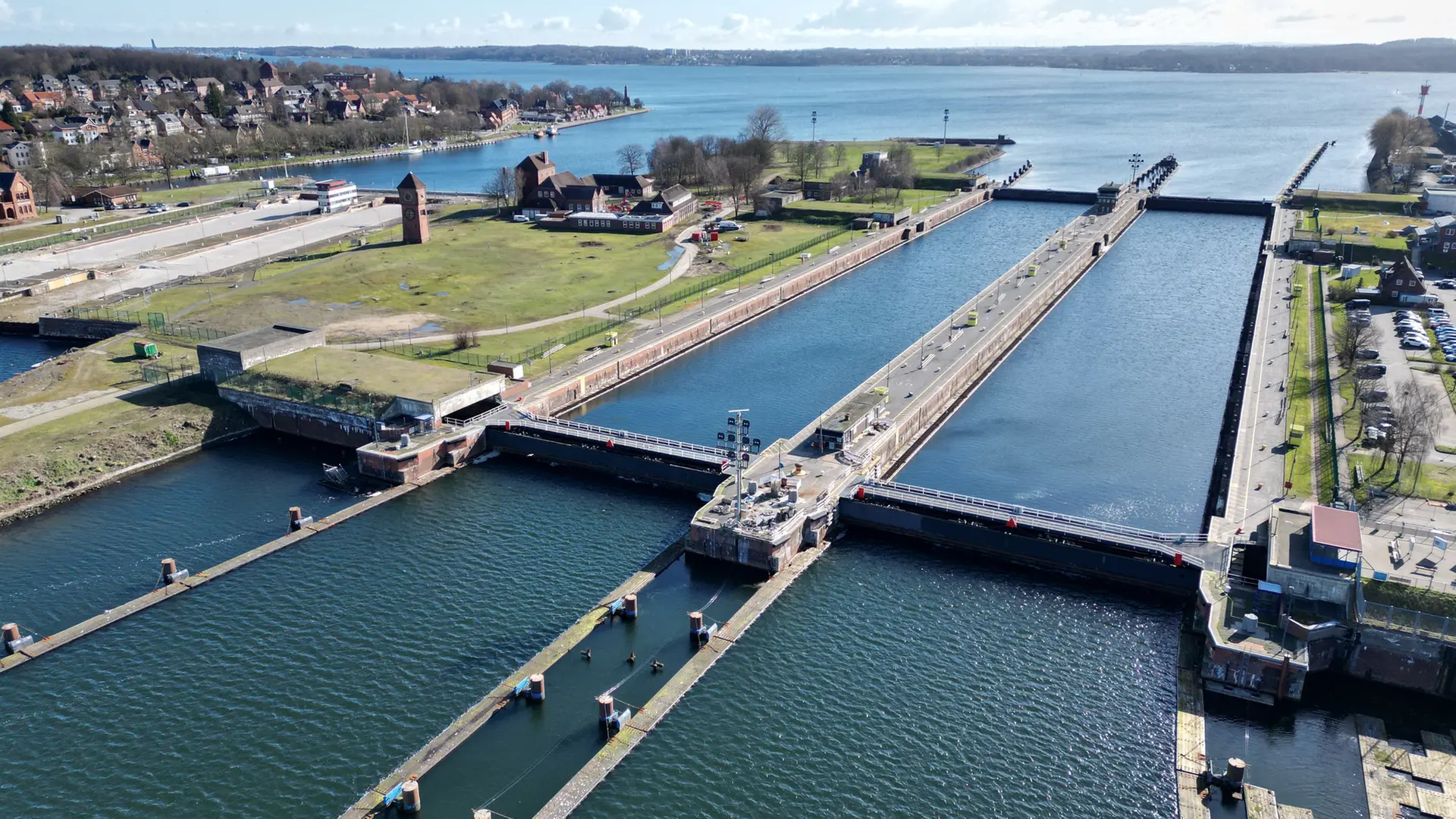 NOK-Schleuse in Kiel: Schiff verunreinigt Wasser