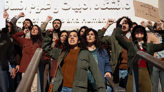 Szene aus dem Film "Lolita lesen in Teheran": Menschen protestieren mit erhobener rechter Faust