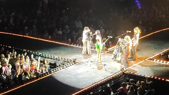 Ein Heiratsantrag war der emotionale Höhepunkt beim Katy Perry-Konzert in Hannover. | NDR Mehrere Personen stehen auf einer Konzertbühne