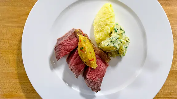 Roastbeef im Salzteig mit Schwarzwurzeln und Meerettich-Püree und Chutney auf einem weißen Teller angerichtet. | NDR Roastbeef im Salzteig mit Schwarzwurzeln und Meerettich-Püree und Chutney auf einem weißen Teller angerichtet.