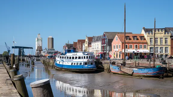Der Hafen der friesischen Stadt Husum an einem sonnigen Tag im Frühling.