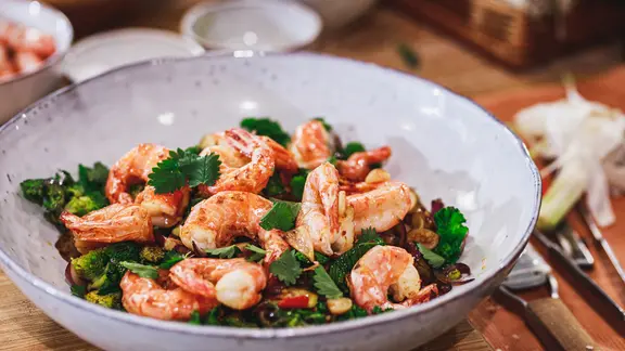 Gebratene Garnelen mit Asia-Brokkoli-Salat