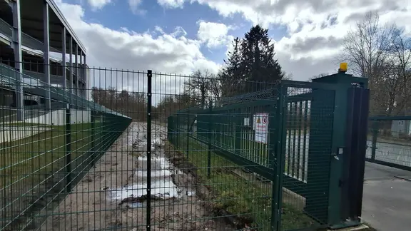 Fliegerhorst in Oldenburg. Ein Zaun wurde aufgestellt.