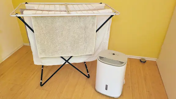 Vor einem Wäscheständer steht ein Entfeuchtungsgerät. | NDR, Kathrin Weber Vor einem Wäscheständer steht ein Entfeuchtungsgerät.