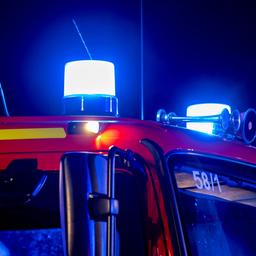 Ein Löschzug der Feuerwehr bei Nacht.