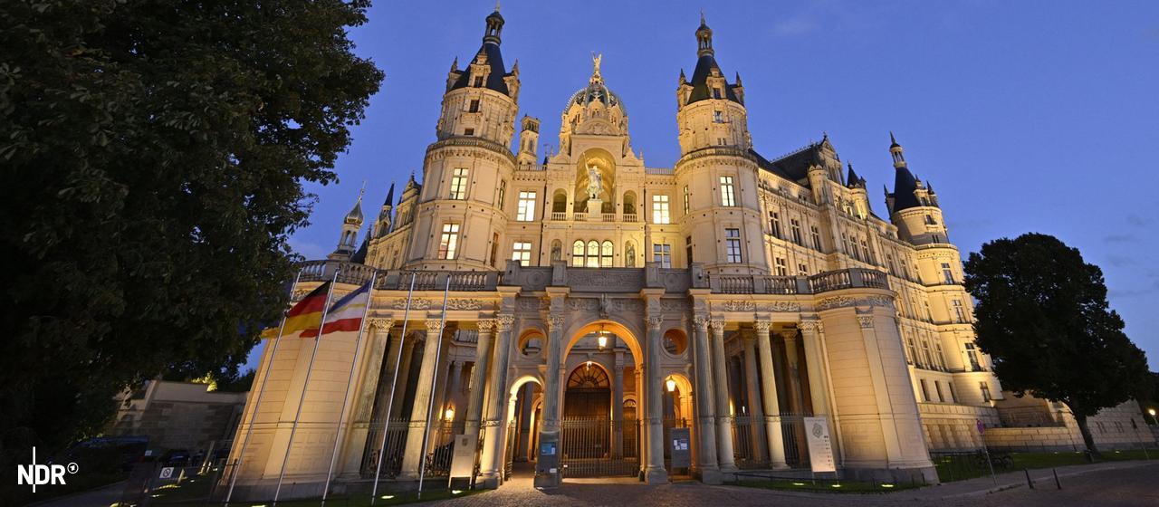 Das Schweriner Schloss in den Abendstunden