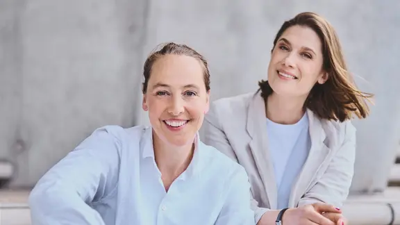 Silke Oldenburg (vorn) und Ina Grätz (rechts) übernehmen die wissenschaftliche Leitung der Kunsthalle Emden ab 1. September als Tandem. | Kunsthalle Emden, Julia Schwendner Silke Oldenburg (vorn) und Ina Grätz (rechts), zwei Frauen in heller Kleidung schauen in die Kamera.