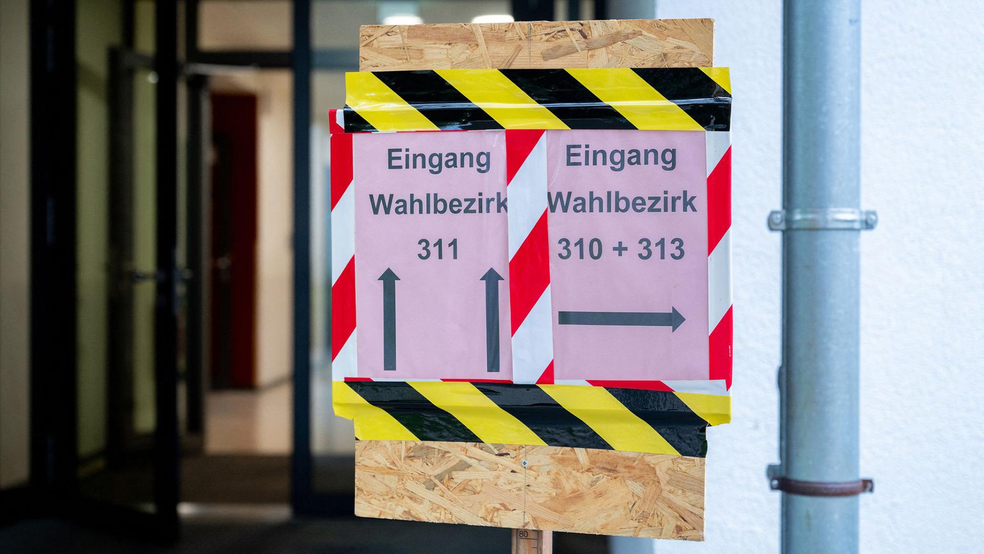 Ein Schild weist auf die Wahlräume für die unterschiedlichen Wahlbezirke hin. | Hauke-Christian Dittrich/dpa