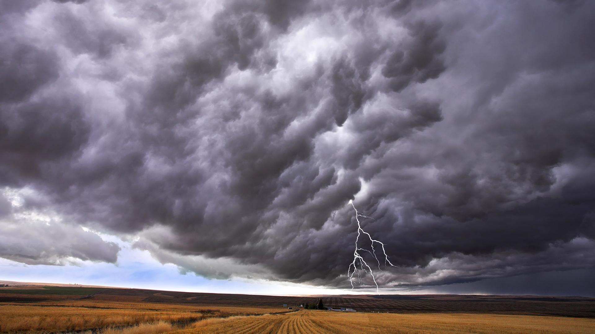 Gewitterwolke und Blitz über Landschaft | Colourbox, -