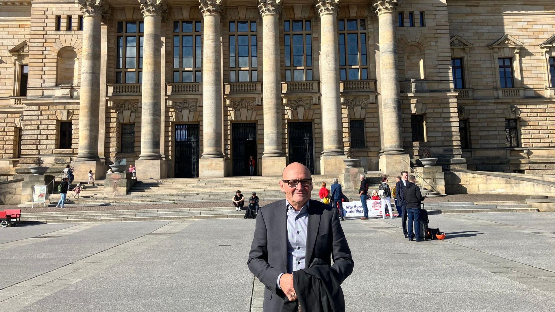 Ein Mann steht vor dem Bundesverwaltungsgericht in Leipzig. | dpa, André Jahnke
