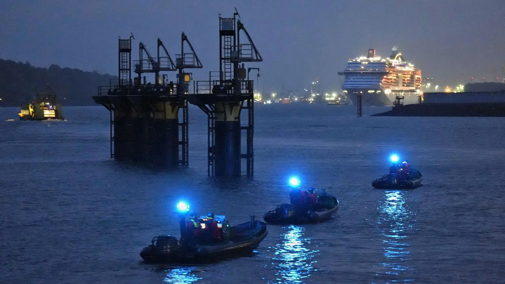 Hubschrauber im Hafen、Blaulicht und Lastwagen：Die Übung “红色风暴查理”在直播博客中