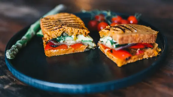 Getoastetes Sandwich mit Grillgemüse.