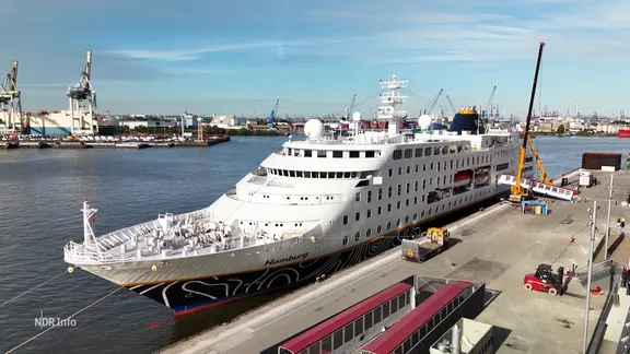 Ein Kreuzfahrtschiff liegt am Terminal in der Hamburger Hafencity.
