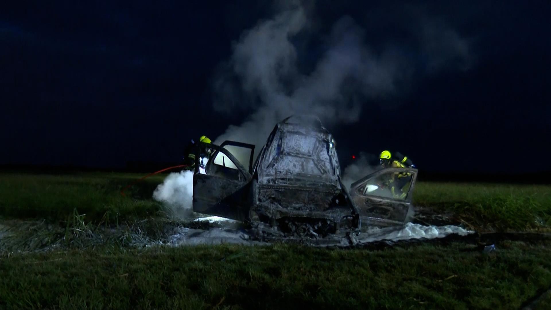 Das Bild zeigt einen ausgebrannten Pkw auf einem Feld nahe Ganderkesee. | NonstopNews