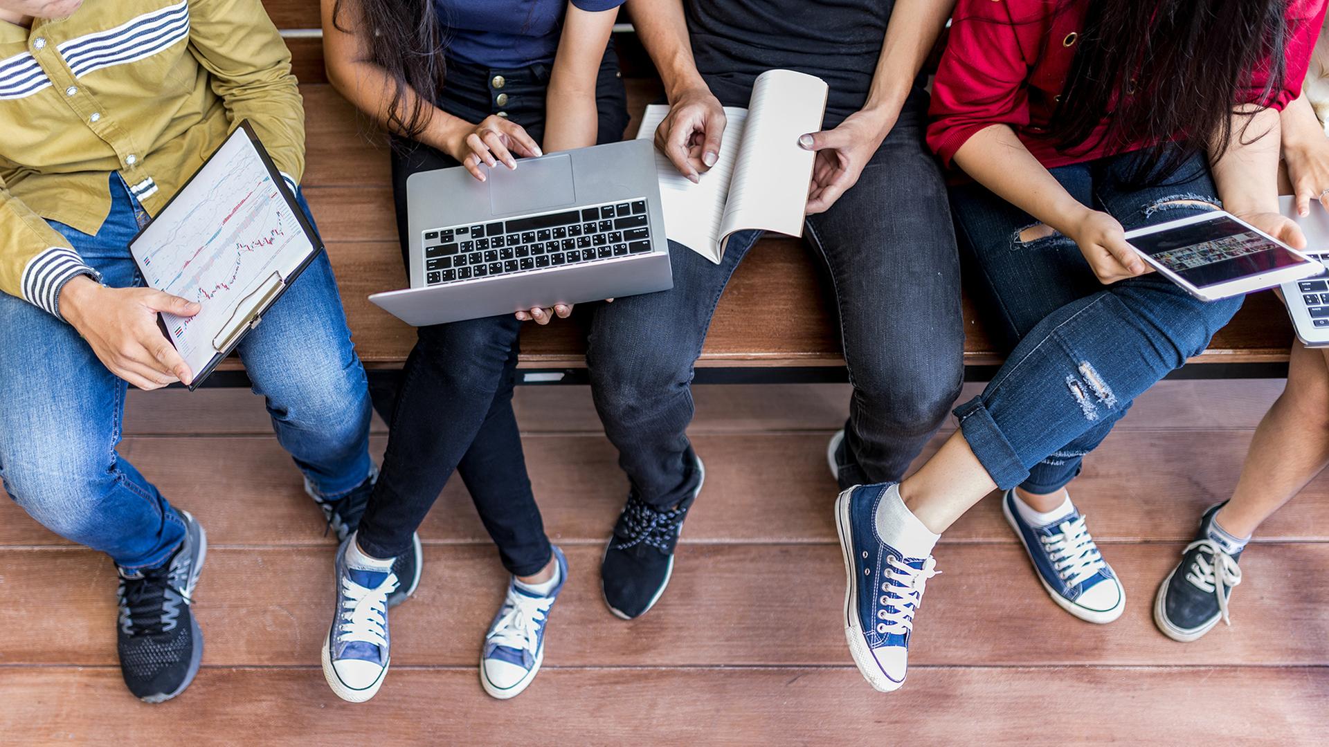 #NDRfragt-Umfrage zu Handyverbot, KI und Gewalt an Schulen