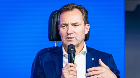 Thomas Schäfer, Markenvorstand Volkswagen, spricht beim Festakt "50 Jahre Golf Produktion" im VW Werk.