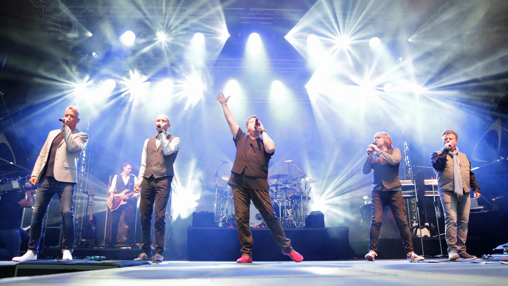 Die Prinzen performen auf der Bühne bei der NDR Sommertour in Itzehoe. | NDR, Oke Jens