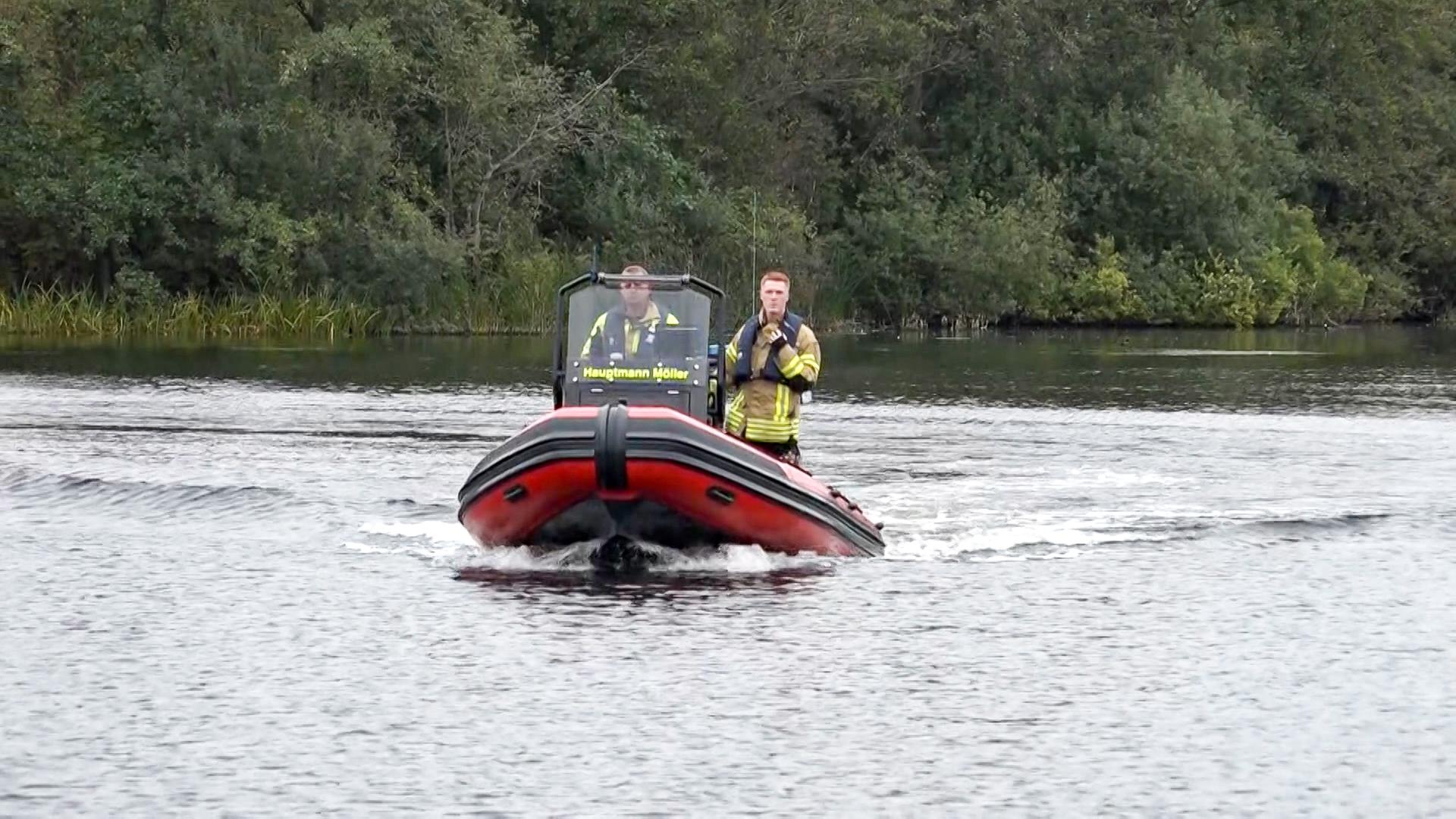 Rettungskräfte auf einem Boot suchen nach einem vermissten Schwimmer im Silbersee | TeleNewsNetwork