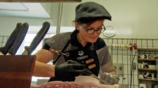 Ulrike Többen zerteilt Fleisch.