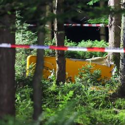 In einem Waldstück liegt ein Teil eines Flugzeugs, abgesperrt mit Flatterband.
