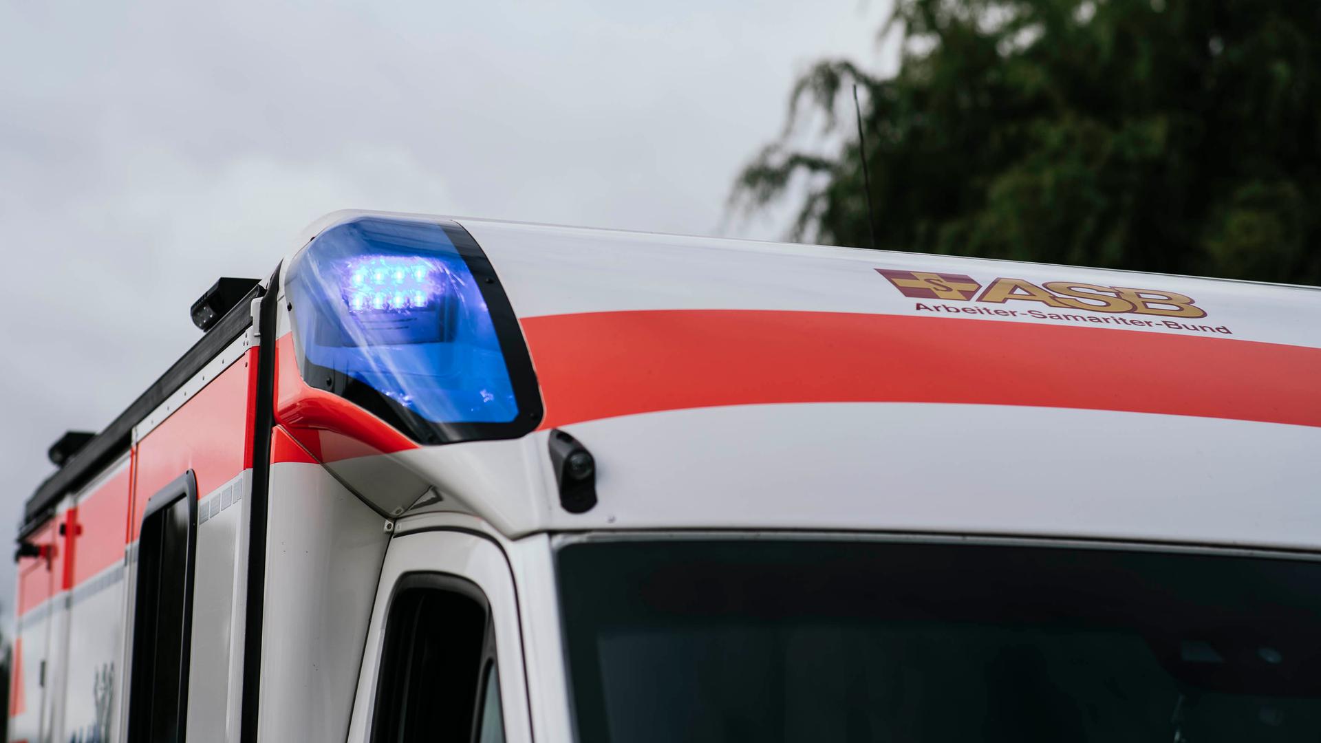 Schwerin: Mann verliert wegen Sekundenschlaf Kontrolle über Auto